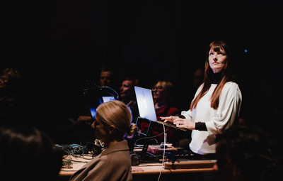 Utrinki z žive izvedbe radijske igre Neže Lučka Peterlin: Jagnje <em>Foto: Maša Pirc</em>