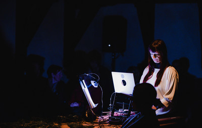 Utrinki z žive izvedbe radijske igre Neže Lučka Peterlin: Jagnje <em>Foto: Maša Pirc</em>